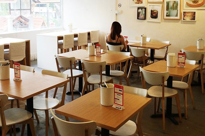 cách vệ sinh từng loại bàn ghế cafe hiệu quả